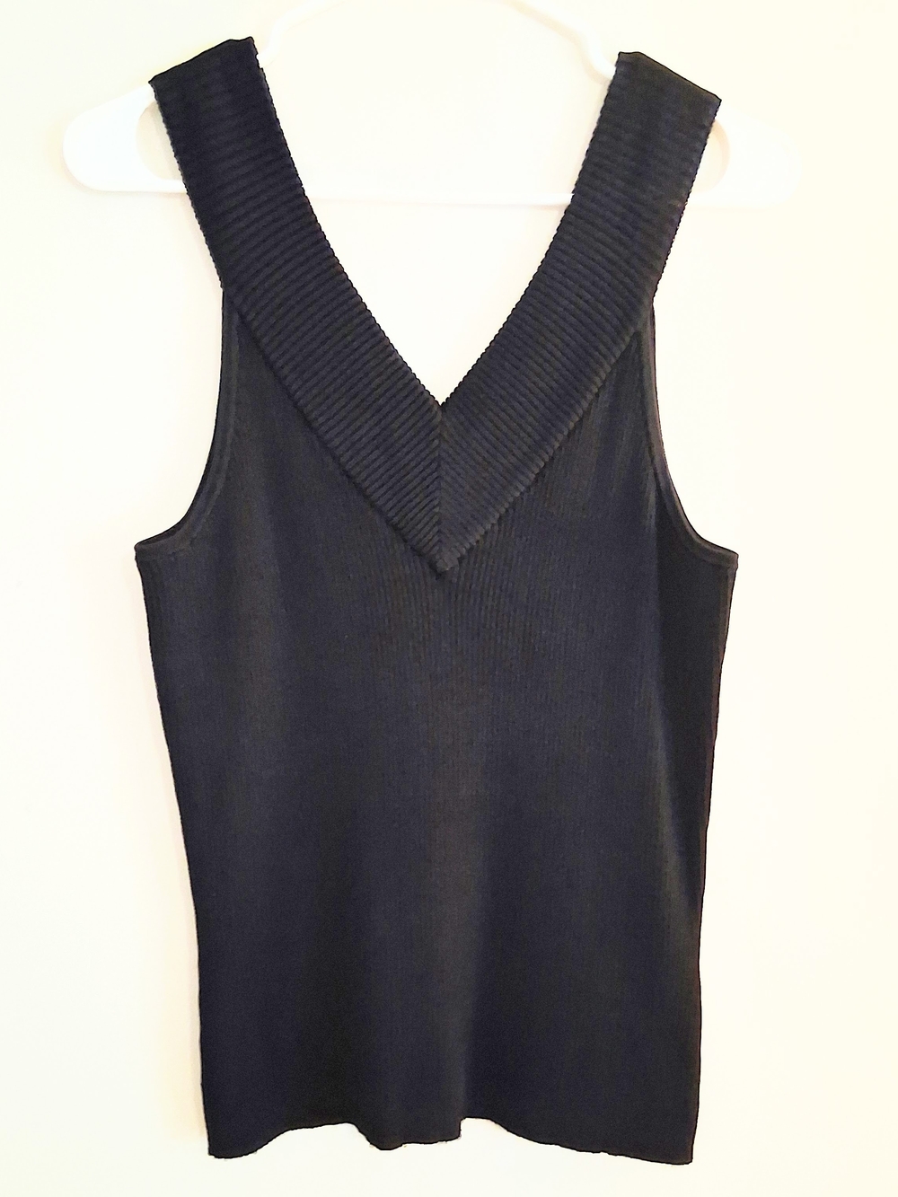 Dana Buchman Black V-Neck Ribbed Tank Size Small